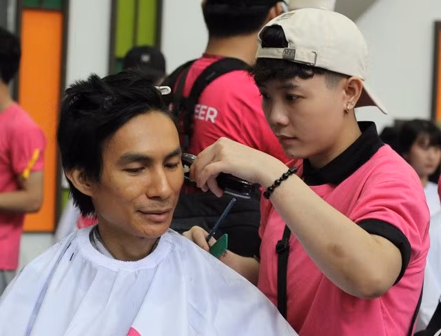 Anh Hiếu đã nuôi tóc dài gần một năm để hiến tóc cho bệnh nhân ung thư. ẢNH: THÁI THANH