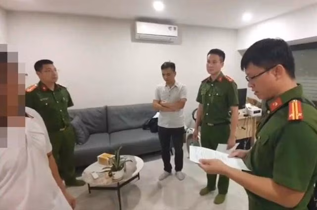 Công an đọc lệnh khám xét nhà bị can Đỗ Mạnh Cường. ẢNH: CACC