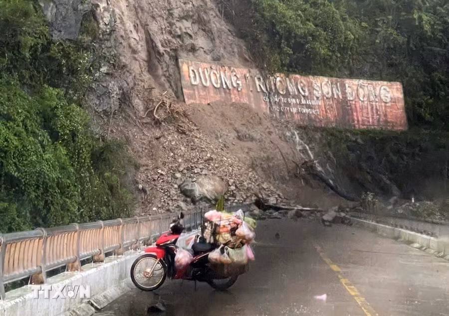 Đường Trường Sơn Đông đoạn qua xã Ngọc Tem bị sạt lở sáng 6/11, gây tắc đường. (Ảnh: Cao Nguyên/TTXVN)