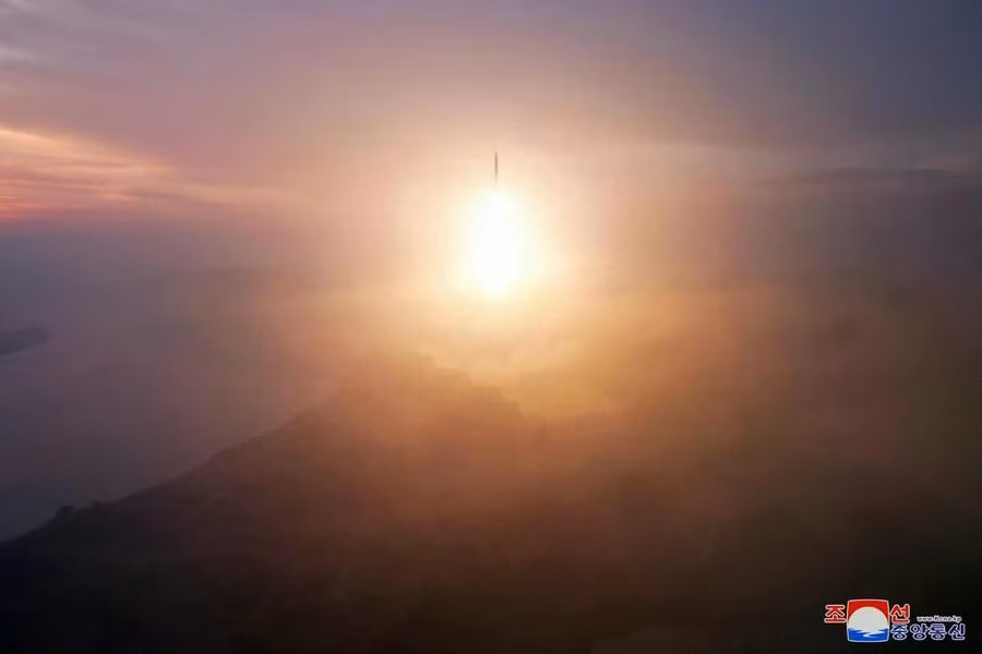 Tên lửa được Triều Tiên phóng ngày 31.10. ẢNH: AFP