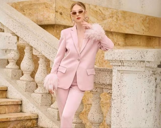 Bộ suit hồng nhạt trở nên khác biệt, thời thượng và sành điệu hơn nhờ chi tiết nổi bật bằng lông ở tay áo. ẢNH: 21SIX