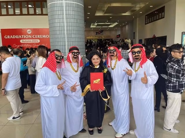 Uyên bất ngờ với màn hóa trang của những cậu bạn trong lễ tốt nghiệp. ẢNH: KIM NGỌC NGHIÊN