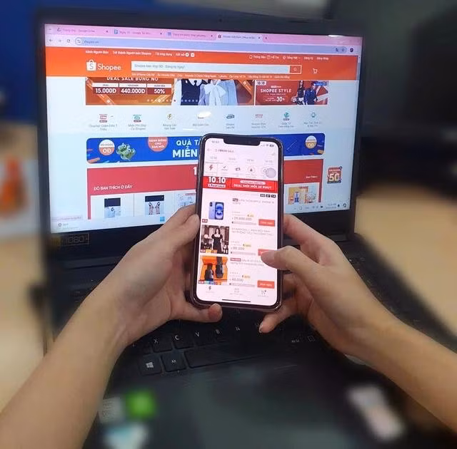 Mua sắm vào những ngày sale lớn sẽ giúp người trẻ tiết kiệm được một phần chi phí. ẢNH: THẢO PHƯƠNG