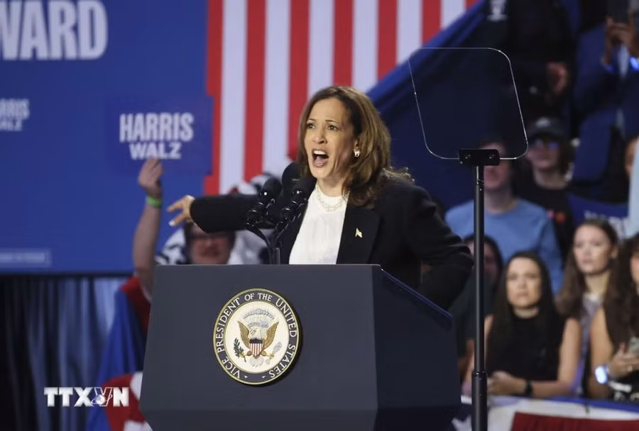 Ứng viên tranh cử Tổng thống Mỹ của đảng Dân chủ, Phó Tổng thống Kamala Harris trong chiến dịch vận động bầu cử ở Charlotte, Bắc Carolina. (Ảnh: THX/TTXVN)