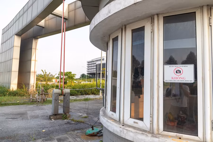 Bệnh viện Bạch Mai không bóng người. Ảnh: M.Đ