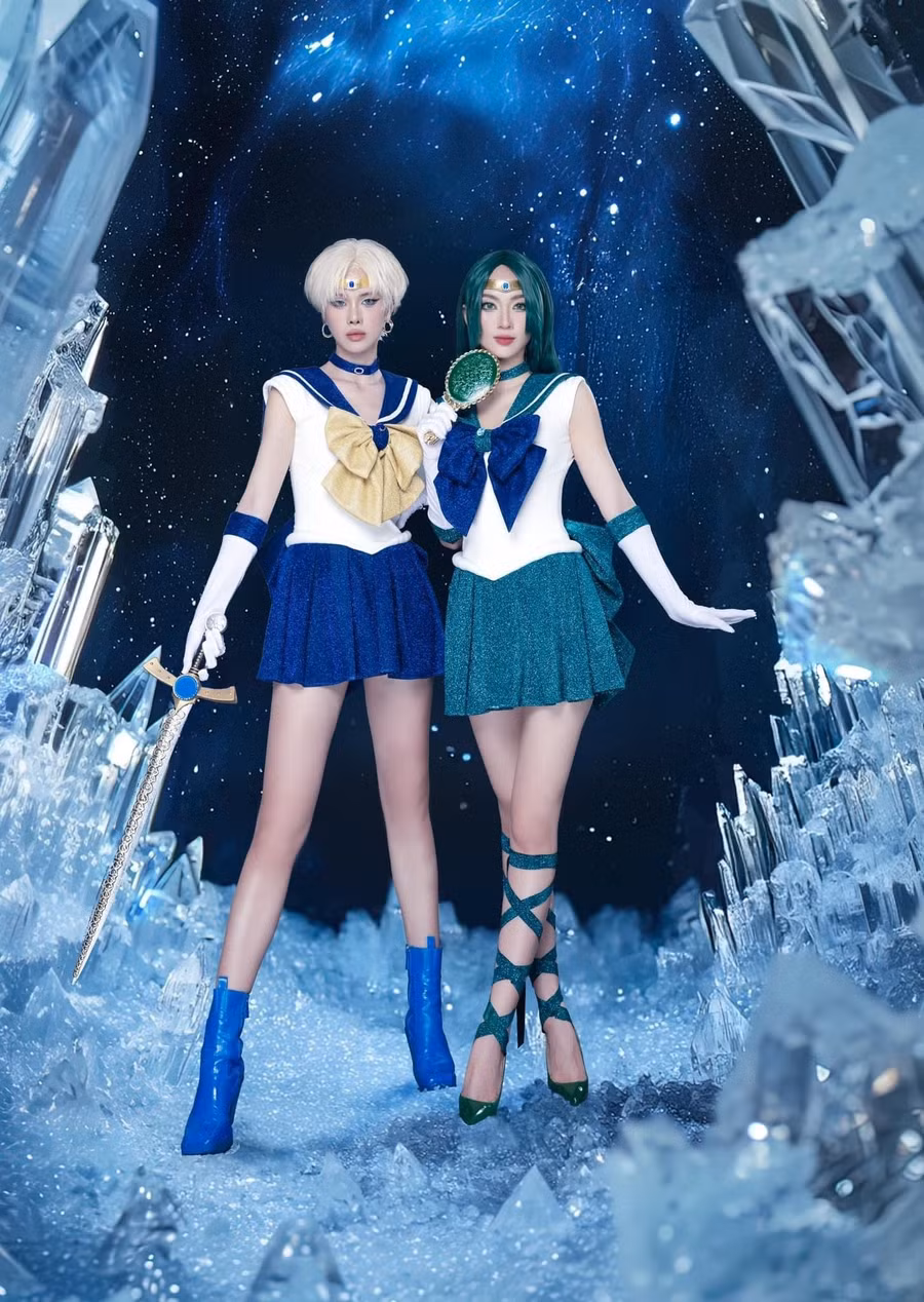 Hà Kino và Vũ Thúy Quỳnh hóa trang thành nhân vật trong truyện tranh Thủy thủ Mặt Trăng. Hai người đầu tư mạnh cho trang phục, bối cảnh khi hóa thân thành Thủy thủ Sao Thiên Vương và Thủy thủ Sao Hải Vương. "Từ lúc casting Miss Universe Vietnam, khán giả yêu cầu chúng tôi hóa trang thành Sailor Uranus và Sailor Neptune. Halloween là dịp chúng tôi thực hiện điều đó", Hà Kino chia sẻ.