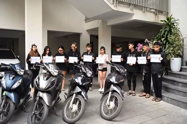 10 người bị tạm giữ để phục vụ điều tra. ẢNH: KIẾN TRẦN