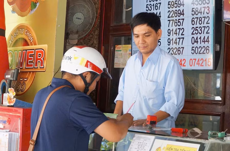 2a2-nguoi-dan-ghe-vao-mua-xo-so-thu-van-may-tai-diem-ban-hang-cua-anh-tai-anh-vietlott.jpg