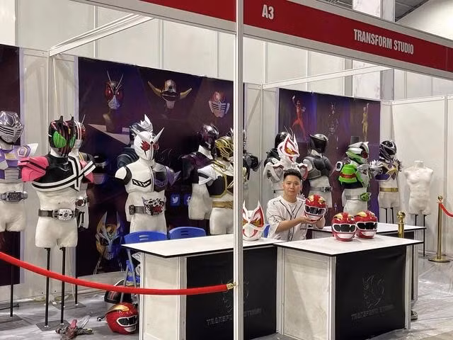 Studio "trong mơ” của Mười với biệt đội siêu anh hùng bước ra từ phim ảnh. ẢNH: NVCC