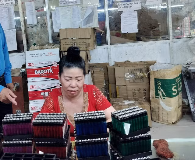 Người lao động 60 tuổi chưa đáp ứng điều kiện được hưởng trợ cấp hưu trí xã hội và thêm điều kiện là chưa đủ điều kiện hưởng lương hưu mà không bảo lưu hoặc nhận bảo hiểm xã hội 1 lần thì được trợ cấp hằng tháng