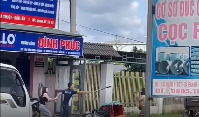 Sau khi dùng tay chân đánh bầm dập nữ shipper, người đàn ông cầm dao tiếp tục đe dọa. Ảnh cắt từ clip Sau khi dùng tay chân đánh bầm dập nữ shipper, người đàn ông cầm dao tiếp tục đe dọa. Ảnh cắt từ clip