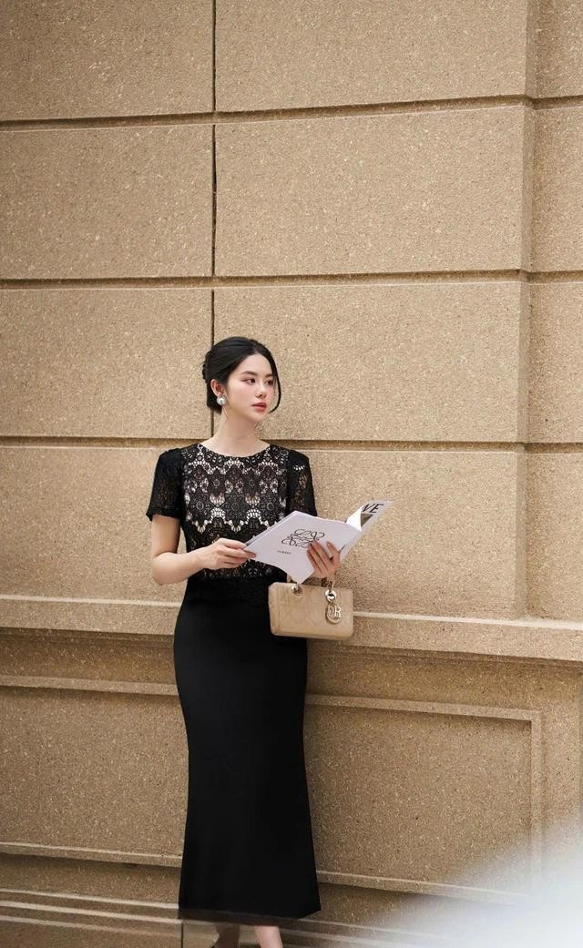 Chất liệu ren xuyên thấu kết hợp hoàn hảo với phần lót màu da, làm nổi bật họa tiết một cách tinh tế và thu hút mọi ánh nhìn. Kiểu áo này với phom suông không kén dáng, cùng tay áo bồng giúp che khuyết điểm bắp tay to khiến sản phẩm trở thành một món đồ lý tưởng trong tủ đồ của bạn. ẢNH: MY WAY