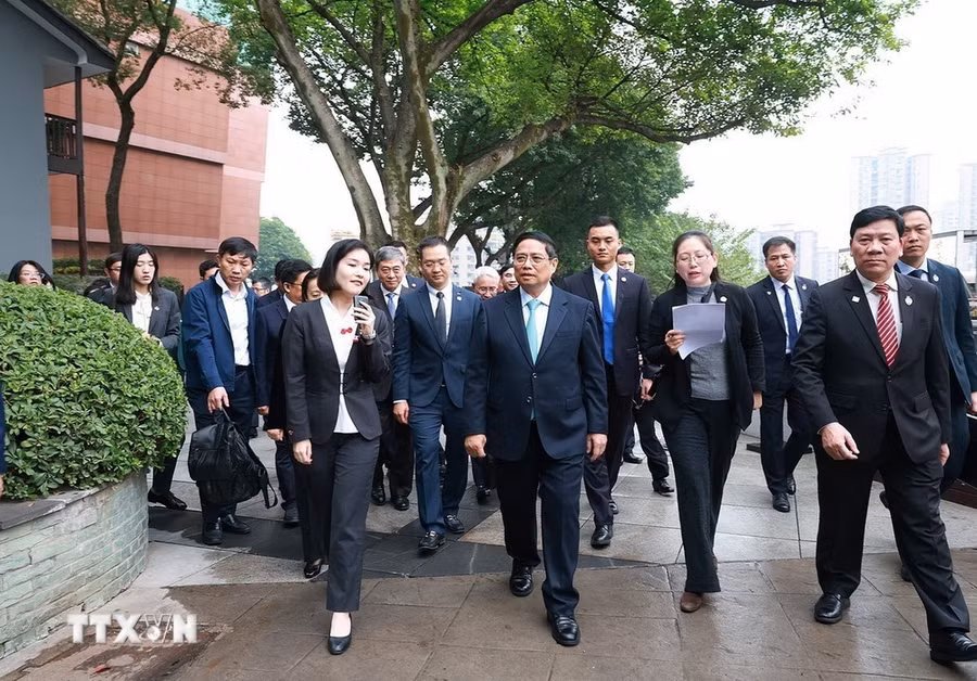 Tiếp tục chương trình công tác tại Trung Quốc, chiều 8/11/2024, tại thành phố Trùng Khánh, Thủ tướng Phạm Minh Chính đến thăm Khu di tích lịch sử Hồng Nham, nơi Chủ tịch Hồ Chí Minh từng ở và làm việc. (Ảnh: Dương Giang/TTXVN)