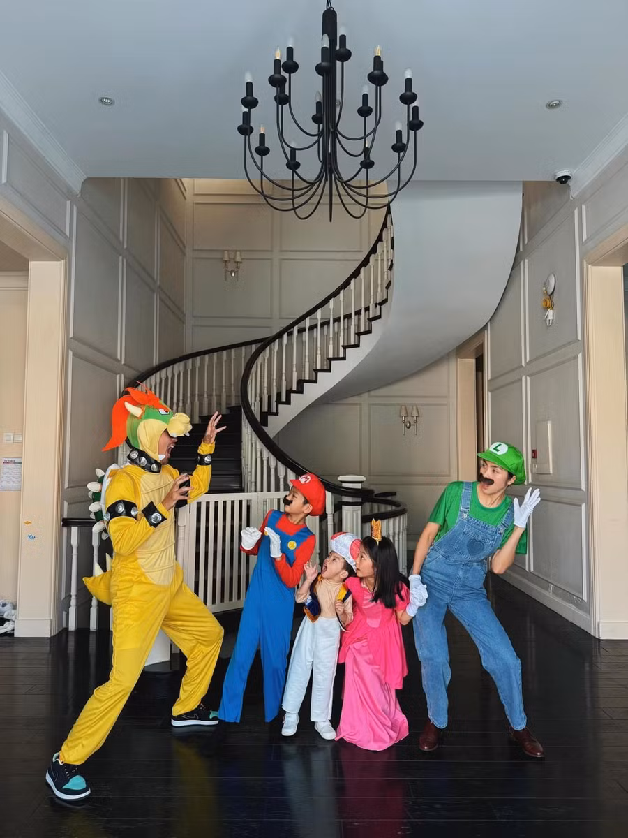 Gia đình nhà Tăng Thanh Hà hóa trang thành nhân vật trong trò chơi nổi tiếng Mario giải cứu công chúa. Đây là lần đầu nữ diễn viên đăng ảnh chụp đầy đủ ba người con lên mạng xã hội.