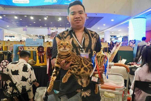 Anh Nguyễn Quang Minh là chủ nhân của chú mèo Bengal vừa đạt danh hiệu kiện tướng thế giới Anh Nguyễn Quang Minh là chủ nhân của chú mèo Bengal vừa đạt danh hiệu kiện tướng thế giới