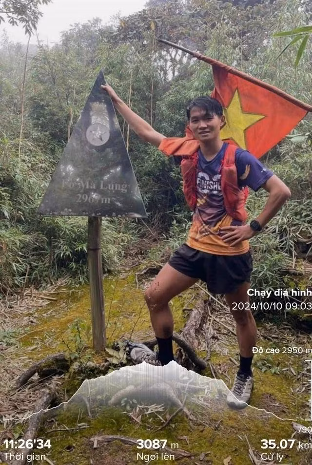 Vàng A Tung nhễ nhại mồ hôi khi chinh phục đỉnh Pờ Ma Lung, cao 2.967 m. ẢNH: NVCC