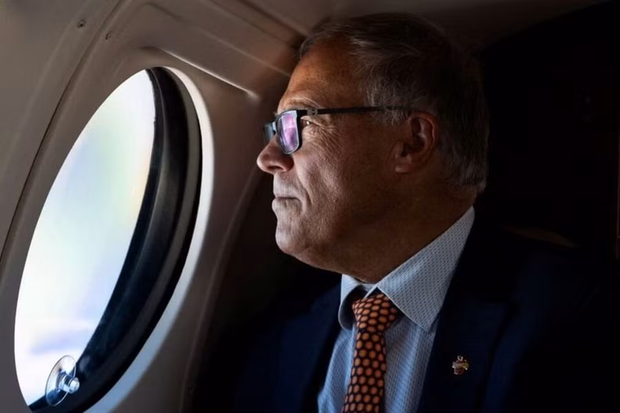 Thống đốc Washington Jay Inslee nhìn ra ngoài cửa sổ máy bay tuần tra ngày 18/9. (AnhrL Reuters)