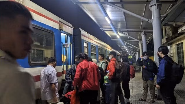 Hành khách được bố trí lên xe 45 chỗ để trung chuyển vào Đà Nẵng, tiếp tục hành trình