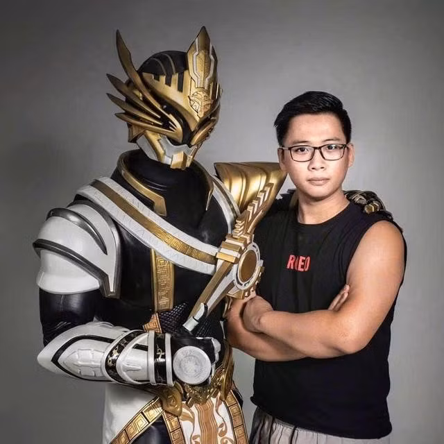 Chân dung chàng trai Đỗ Đức Mười chụp cùng với Chiến Thần Lạc Hồng - “siêu nhân đầu tiên của người Việt” nằm trong dự án phim gây quỹ của anh. ẢNH: NVCC