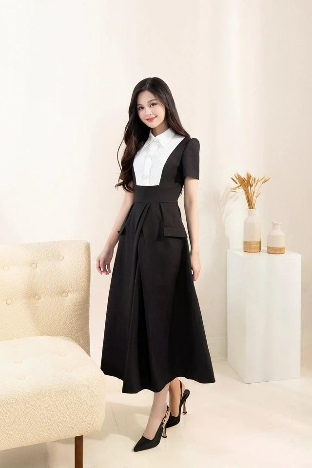 Với bố cục thiết kế và sự nhấn nhá hài hòa, hợp lý, mẫu váy hướng sự tập trung vào hiệu ứng xếp ly độc đáo phần eo váy. Chi tiết nổi bật ở cổ áo kết hợp cùng tông màu đen trắng tối giản, càng làm nổi bật vẻ đẹp dịu dàng, thanh lịch của các nàng thơ mùa thu. ẢNH: ESMÉE