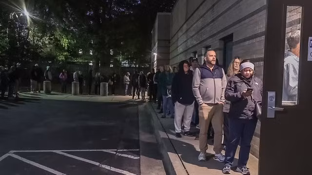 Bỏ phiếu sớm tại TP Atlanta, bang Georgia hôm 15-10. Ảnh: AJC