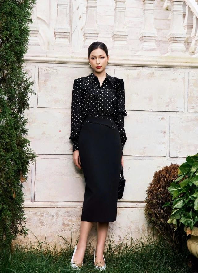 Sơ mi cổ đức thanh lịch với chất liệu chiffon cao cấp. Điểm nhấn độc đáo ở chi tiết bèo rủ bất cân đối không chỉ tạo thêm phần lôi cuốn mà còn thể hiện sự sáng tạo. Nền vải đen kết hợp với chấm bi tạo nên diện mạo trẻ trung, dễ dàng phối hợp với nhiều loại trang phục khác nhau mà không lo già nua đứng tuổi. ẢNH: MY WAY