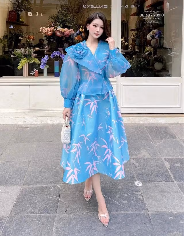 Một thiết kế "bánh bèo" duyên dáng với họa tiết hoa đắp nổi rất thu hút. ẢNH: GIANG KYO FASHION
