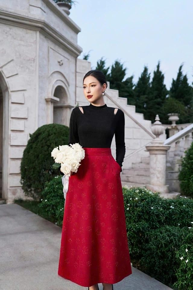 Điểm nhấn độc đáo của mẫu váy là họa tiết hoa nhí được tạo hình dập nổi hiện lên dáng vẻ sang trọng và quý phái. Đặc biệt, chi tiết cut out trên áo không chỉ tăng thêm tính thẩm mỹ mà còn khẳng định nét gợi cảm cho quý cô. Với bộ trang phục ấn tượng này, hãy để chúng giúp bạn tỏa sáng với phong cách thời trang tinh tế. ẢNH: MY WAY