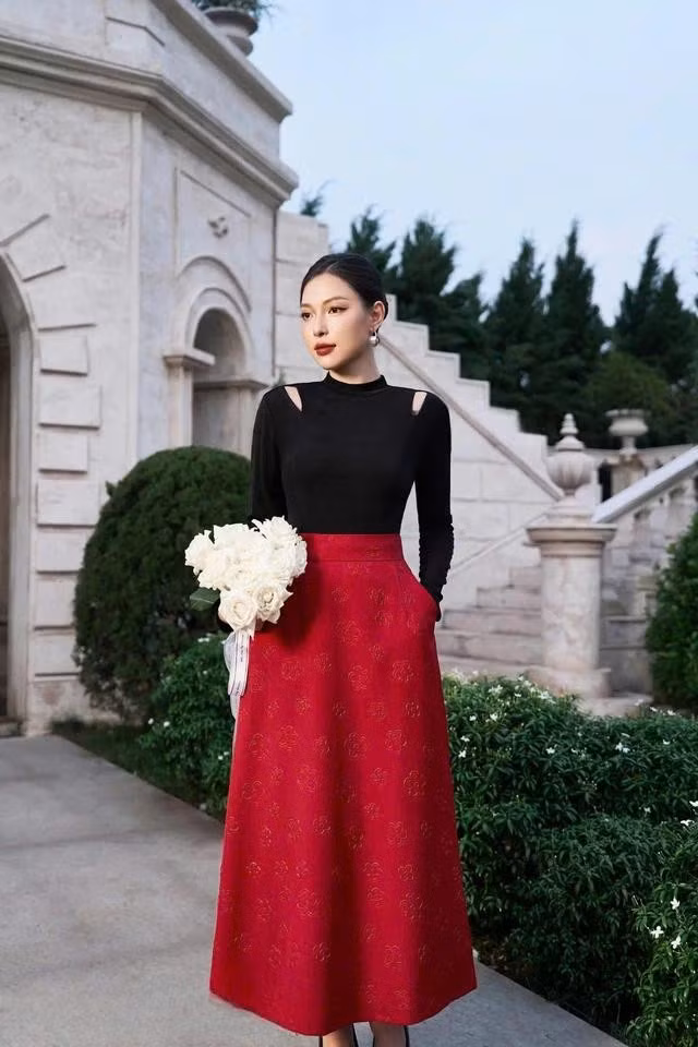 Điểm nhấn độc đáo của mẫu váy là họa tiết hoa nhí được tạo hình dập nổi hiện lên dáng vẻ sang trọng và quý phái. Đặc biệt, chi tiết cut out trên áo không chỉ tăng thêm tính thẩm mỹ mà còn khẳng định nét gợi cảm cho quý cô. Với bộ trang phục ấn tượng này, hãy để chúng giúp bạn tỏa sáng với phong cách thời trang tinh tế. ẢNH: MY WAY