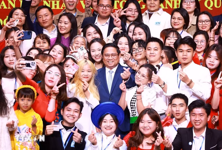 Thủ tướng Phạm Minh Chính với cộng đồng người Việt Nam tại tỉnh Vân Nam. (Ảnh: Dương Giang/TTXVN)