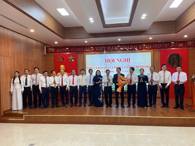 Đoàn công tác của tỉnh Hậu Giang tặng quà lưu niệm đối với ông Nghiêm Xuân Thành, Bí thư Tỉnh ủy Khánh Hòa