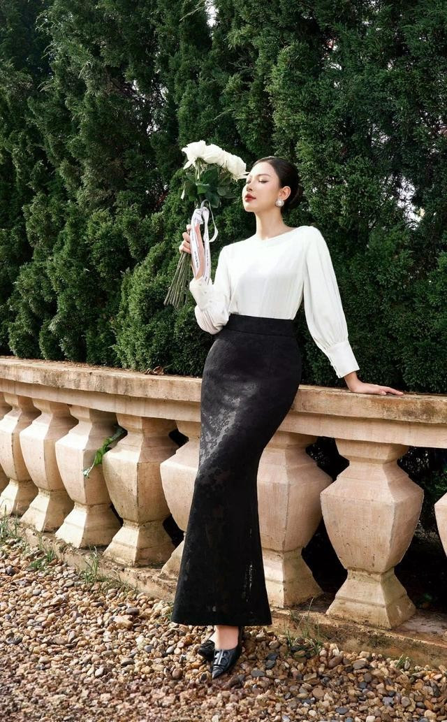Thiết kế cổ thuyền, tay dài, được làm từ chất liệu lụa cao cấp giữ phom dáng chuẩn chỉnh và quyến rũ. Bộ trang phục không chỉ tôn lên vẻ thanh lịch mà còn mang lại sự tự tin cho người mặc. Với gam màu trắng tinh tế, mẫu áo dễ dàng phối hợp với nhiều trang phục khác nhau, từ chân váy thanh lịch đến quần âu hiện đại. ẢNH: MY WAY