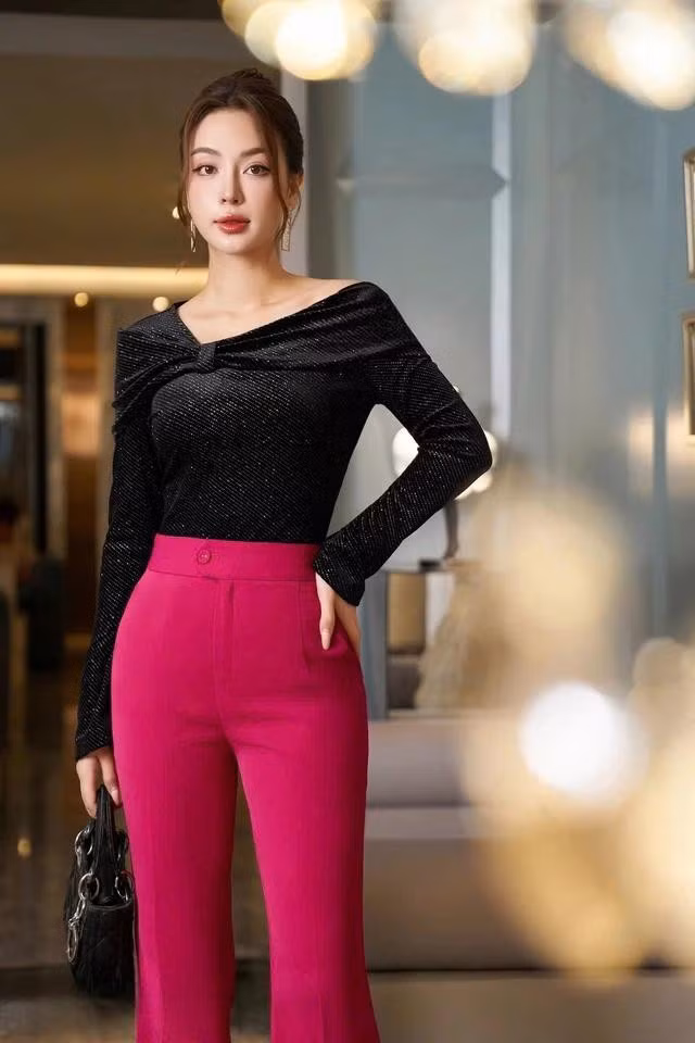 Mê đắm cùng sắc đen kinh điển với bộ trang phục pha trộn những gam màu độc đáo. Một chiếc quần ống vẩy cá tính trong sắc hồng ngọt ngào kết hợp áo thun nhũ lấp lánh lệch vai khoe trọn bờ vai trần quyến rũ. Tất cả hòa quyện tạo nên vẻ ngoài quý phái. ẢNH: MY WAY