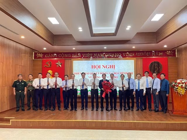 Lãnh đạo Ban Tổ chức Trung ương, lãnh đạo Tỉnh ủy Khánh Hòa tặng hoa chúc mừng tân Bí thư Tỉnh ủy Khánh Hòa Nghiêm Xuân Thành