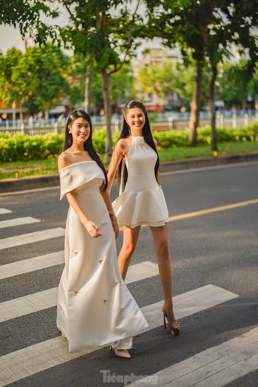 Hai cô gái thuộc top 25 Hoa hậu Việt Nam 2024 thu hút ánh nhìn của người dân khu vực đường Hoàng Sa nhờ vóc dáng, gương mặt rạng rỡ.