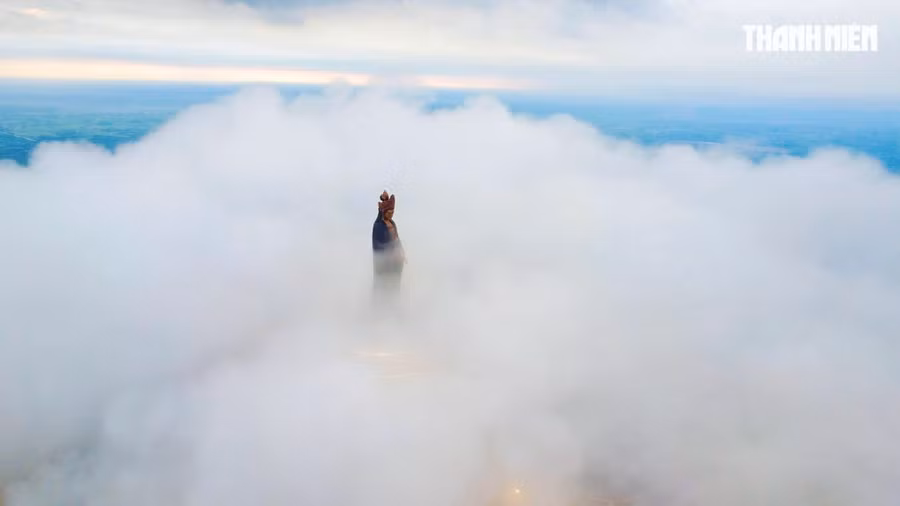 Chị Trần Thị Vân Trang (26 tuổi, ở TP.HCM) chia sẻ: “Đây không phải lần đầu mình đến núi Bà Đen nhưng là lần đầu được tận mắt chứng kiến cảnh mây phủ kín đỉnh núi. Cảm giác thật sự rất tuyệt, chắc những lần sau nếu có thời gian, chúng tôi sẽ đi vào buổi chiều để được ngắm mây bay”. ẢNH: THANH QUÂN