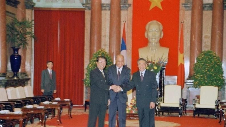 Tổng Bí thư Lê Khả Phiêu, Chủ tịch nước Trần Đức Lương và đồng chí Khamtai Siphandon, Chủ tịch Đảng Nhân dân Cách mạng Lào, Chủ tịch nước Lào tại Phủ Chủ tịch, ngày 4/1/1999. (Ảnh: Nguyễn Khang/TTXVN) 8.jpg