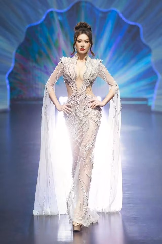 Với cảm hứng từ vẻ đẹp kỳ ảo và cảm xúc sâu lắng của hiện tượng thiên nhiên cực quang, BST mang đến một hành trình thị giác đầy mê hoặc, nơi sự mềm mại của ánh sáng và chiều sâu nội tâm được thể hiện qua từng thiết kế lộng lẫy, tinh xảo. ẢNH: @KIENGCAN