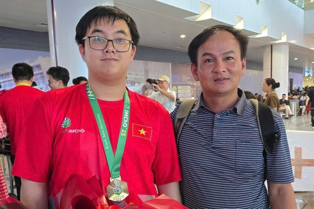 Nguyễn Ngô Đức (trái) là người vừa đem về tấm Huy chương Vàng cho đoàn Việt Nam tại Kỳ thi Olympic Hóa học Mendeleev Nguyễn Ngô Đức (trái) là người vừa đem về tấm Huy chương Vàng cho đoàn Việt Nam tại Kỳ thi Olympic Hóa học Mendeleev
