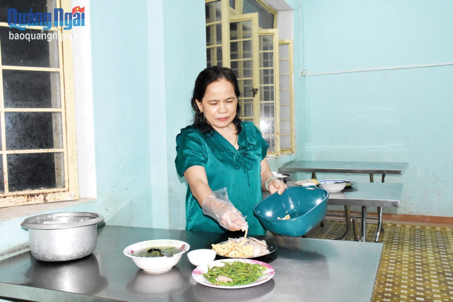 Bà Nguyễn Thị Thủy Tiên - nhân viên cấp dưỡng Trường Tiểu học và THCS Ba Lế (Ba Tơ) luôn tận tụy với công việc của mình. 3batien.jpg