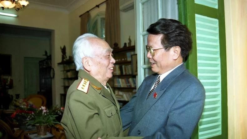 Nhân kỷ niệm 55 năm Ngày thành lập QĐNDVN, Chủ tịch nước Trần Đức Lương đến thăm Đại tướng Võ Nguyên Giáp, nguyên Ủy viên Bộ Chính trị, nguyên Bộ trưởng Bộ Quốc phòng (1999). (Ảnh: Trọng Nghiệp/TTXVN) 9.jpg