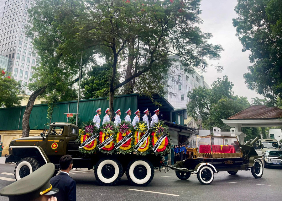 Linh xa đi qua cổng nhà tang lễ. ẢNH: ĐÌNH HUY