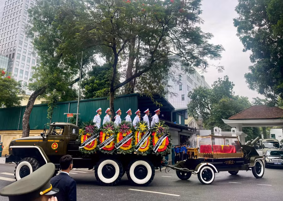 Linh xa đi qua cổng nhà tang lễ. ẢNH: ĐÌNH HUY