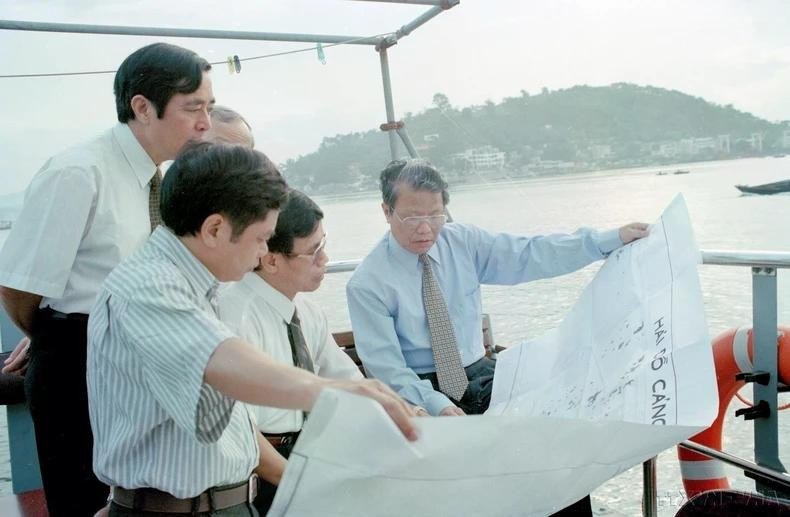 Chủ tịch nước Trần Đức Lương kiểm tra quy hoạch Vịnh Hạ Long, nhằm đảm bảo phát triển kinh tế và bảo vệ cảnh quan môi trường (15/10/1997). (Ảnh: Trọng Nghiệp/TTXVN) 2.jpg