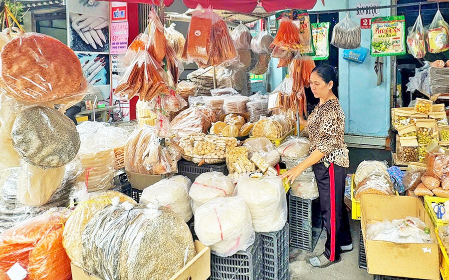 ហាងមួយដែលមានឯកទេសលក់ក្រដាសអង្ករ Binh Dinh នៅផ្លូវ Nguyen Trai ទីក្រុង។ Pleiku ។ រូបថត៖ Nguyen Vo 1banhtrang.jpg
