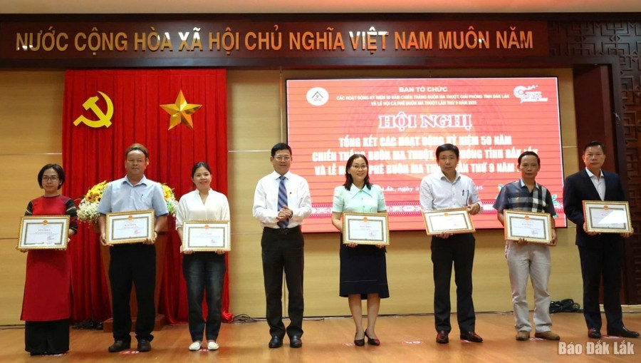 Ông Bạch Văn Mạnh, Giám đốc Sở Nội Vụ trao bằng khen của UBND tỉnh tặng các tập thể có thành tích trong Lễ hội Cà phê Buôn Ma Thuột lần thứ 9 năm 2025. 5c.jpg