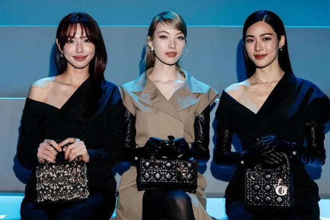 Thùy Tiên (ngoài cùng bên trái) tại sự kiện của hãng thời trang cao cấp Dior tại Pháp ngày 5/3. Thùy Tiên (ngoài cùng bên trái) tại sự kiện của hãng thời trang cao cấp Dior tại Pháp ngày 5/3.