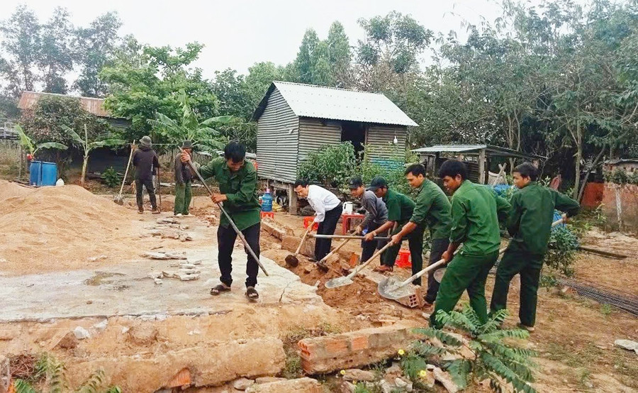 Cựu chiến binh xã Ia Kdăm ra quân hỗ trợ xóa nhà tạm, nhà dột nát cho hộ nghèo. Ảnh: V.C 1nhadot.jpg