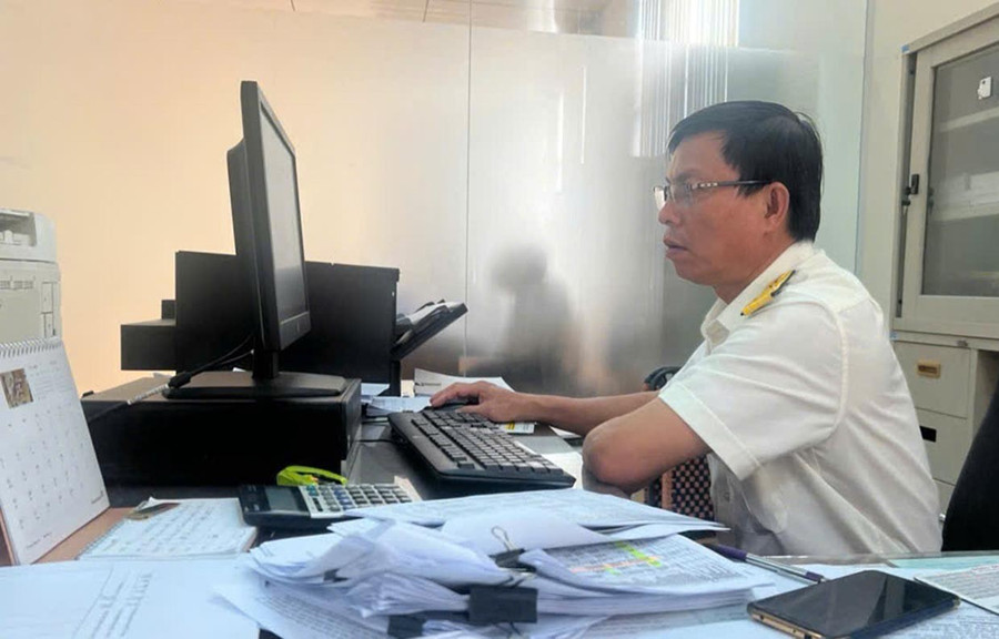 Công chức Đội thuế liên huyện Đông Gia Lai đến gặp từng hộ kinh doanh để tuyên truyền, hướng dẫn về hóa đơn điện tử. Ảnh: S.C 22.jpg