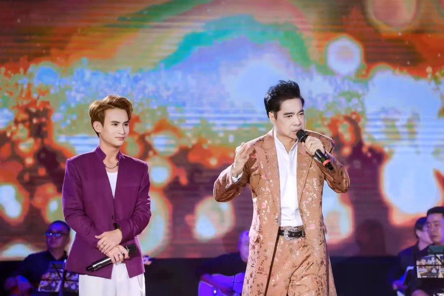 Ngọc Sơn xúc động khi chia sẻ về chặng đường làm nghề của học trò. Anh vui khi thấy Nguyễn Quốc Linh ngày càng trưởng thành, được khán giả yêu thương. Ảnh: BTC